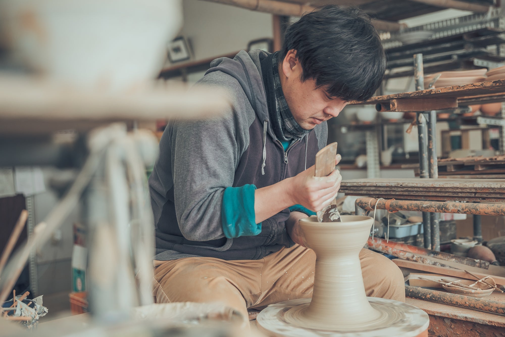 作業場で作陶する土屋知久さん