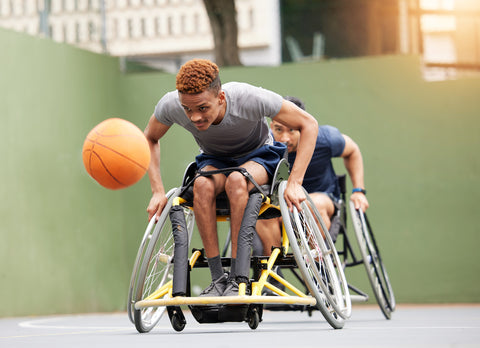 jugando a baloncesto en silla de ruedas personas con discapacidad física