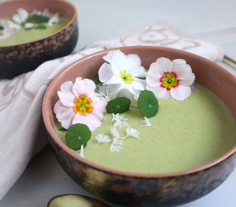 soep met eetbare bloemen primula oost-indische kers blad, madelief, korenbloem