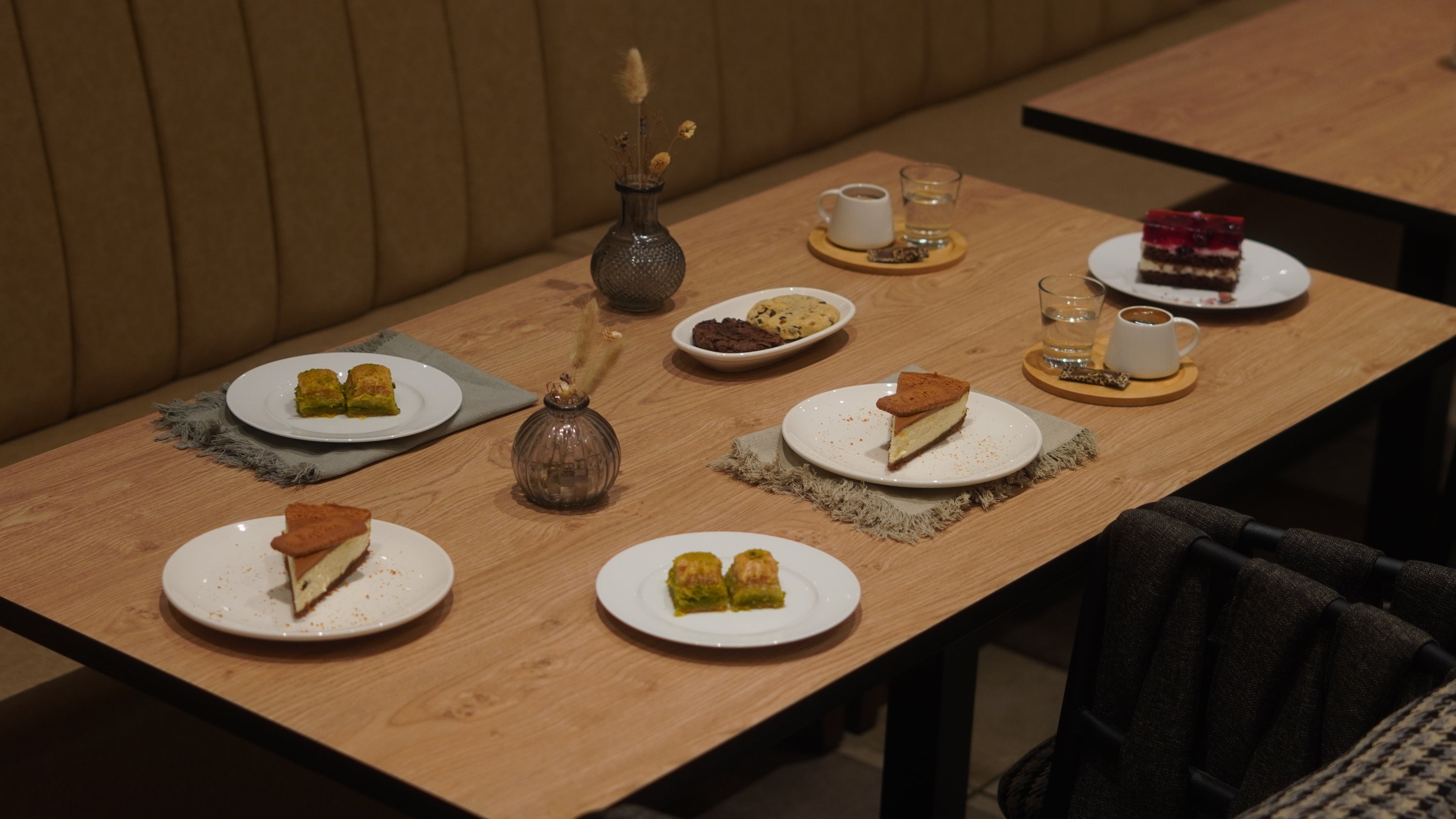 8 Nachtischkreationen dekoriert auf einem Tisch in Eiche-Farbe in einem türkischen Restaurant.