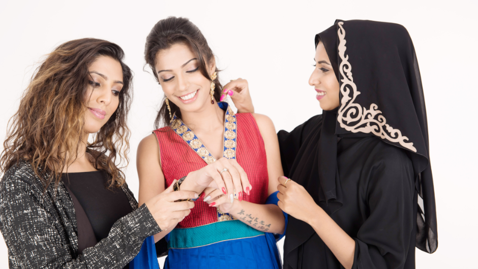trois femmes admirant les bijoux musulmans