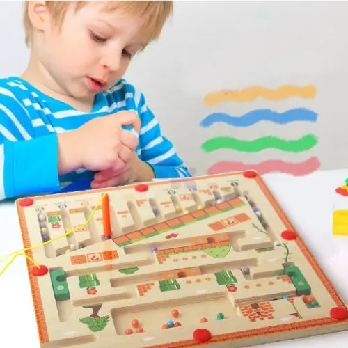 Criança Brincando com o Labirinto Cognitivo de Aventuras em Pixel da Toylandia Kids