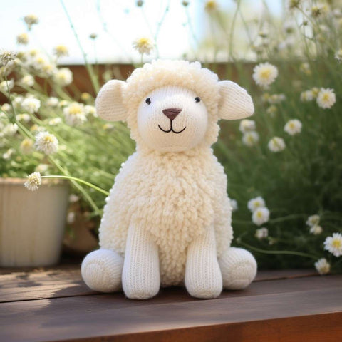 Entzückendes und bezauberndes kleines Schaf-Kuscheltier