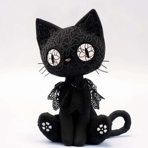 gruseliges schwarzes Katzenstofftier mit großen Augen