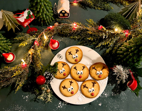 Petits biscuits en forme de Rennes dans un décor de Noël rouge et vert