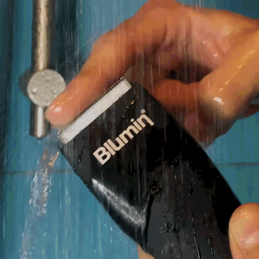 Hombre utilizando la recortadora Blumin Coconut en la ducha.
