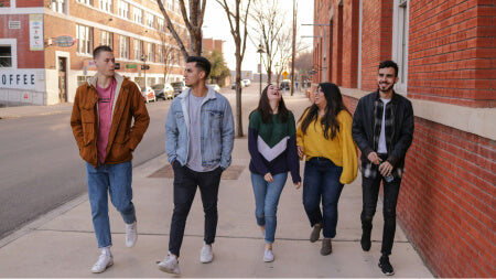 Grupo de amigos caminando por la calle.