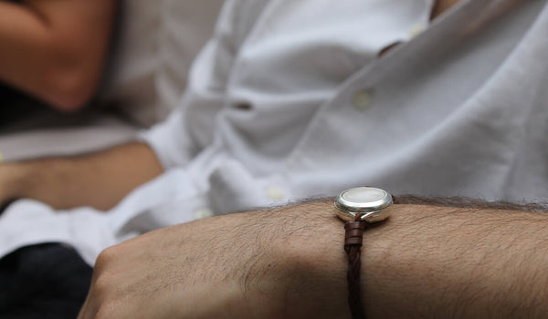 Hombre usando ALARA en una pulsera.