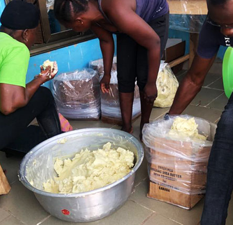 vrouwen in ghana maken shea boter met dehand