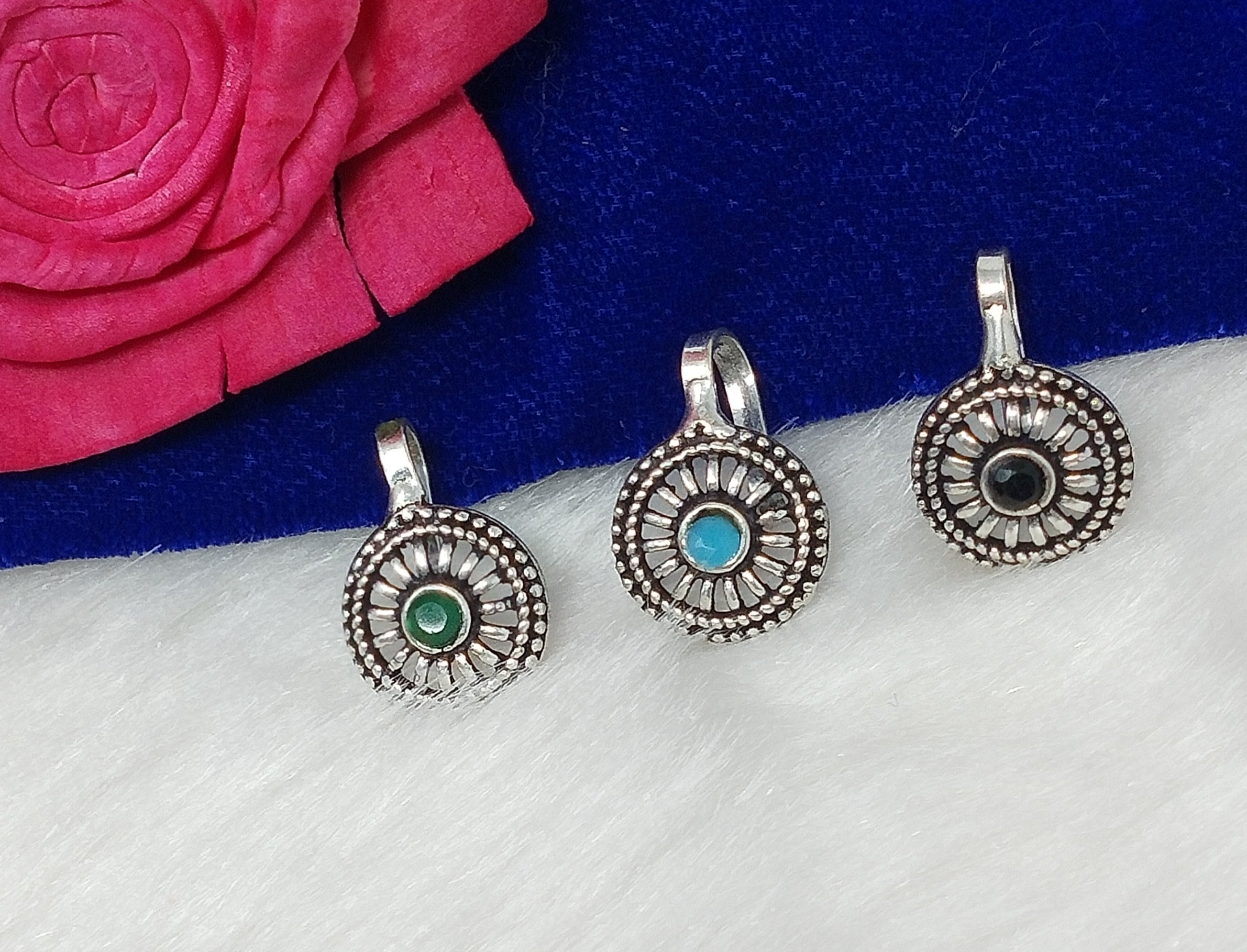 Now a days oxidized nose pins have great demand, so Anuradha Art Jewellery  offers range of fashionable silver oxide nose pins. To see … | Joyas,  Piercings, Tatuajes
