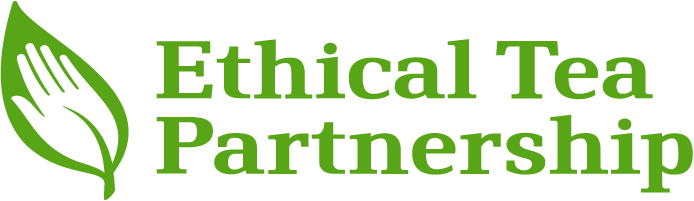 Logo der Ethical Tea Partnership, menschliche Hand in einem grünen Teeblatt, rechts daneben steht der Name der Organisation in grüner Schrift. Initiative für ethischen Tee im Teeladen Graudupes.