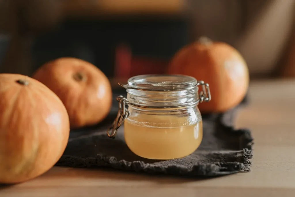 Le vinaigre de pomme est une alternative connue pour sublimer les cheveux