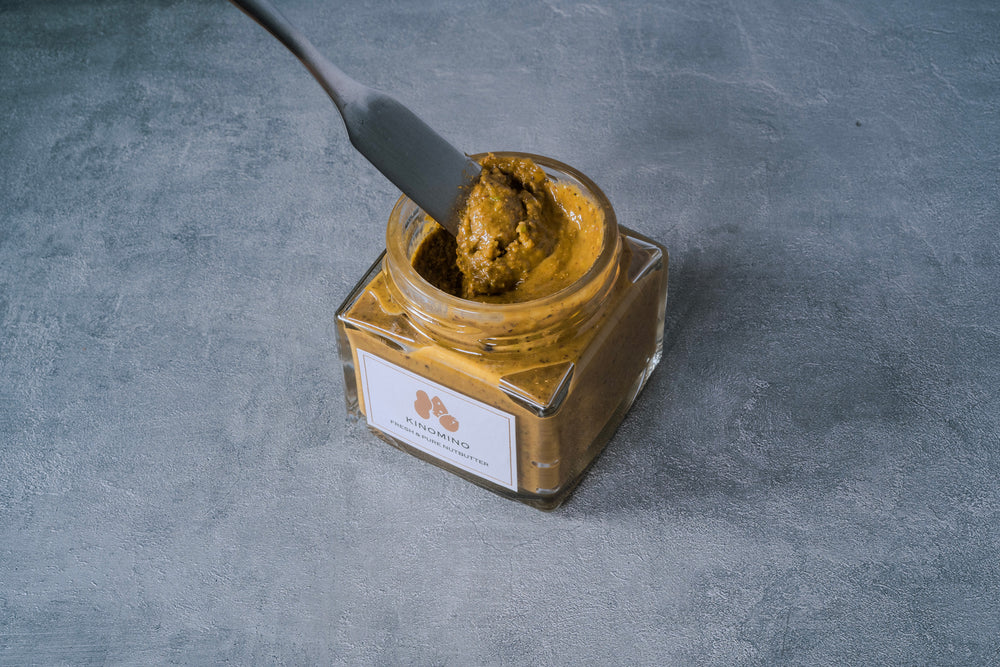 風味豊かなピスタチオバターをすくい上げる写真