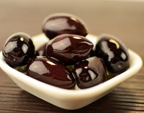 sind schwarze Oliven gesund - schwarze Oliven in einer Schale