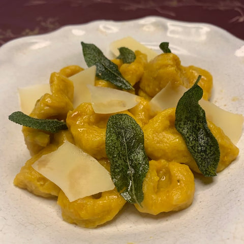 Salvia Foglie Intere: Gnocchi si Zucca con Burro, Salvia e scaglie di Parmigiano