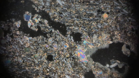 玄武岩を偏光顕微鏡で観察