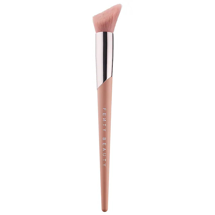 Brocha para iluminador Cheek-Hugging 120 - Fenty Beauty by Rihanna
