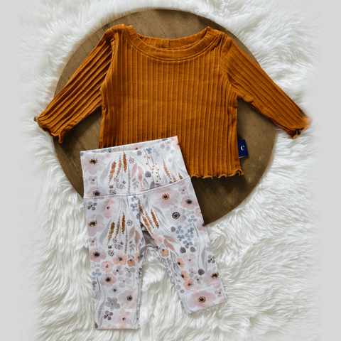 Two-piece baby set Camel. Children's clothing size 50-80. Floral leggings with brown ribbed long sleeve. Handmade baby clothes; sustainable baby clothing in children's clothing webshop Cuteez.