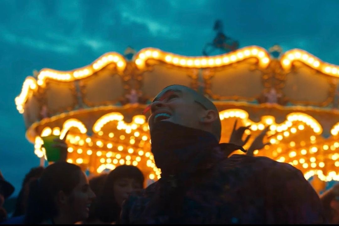BBCallaíta.JPG: Frame from Bad Bunny’s “Callaíta” music video.