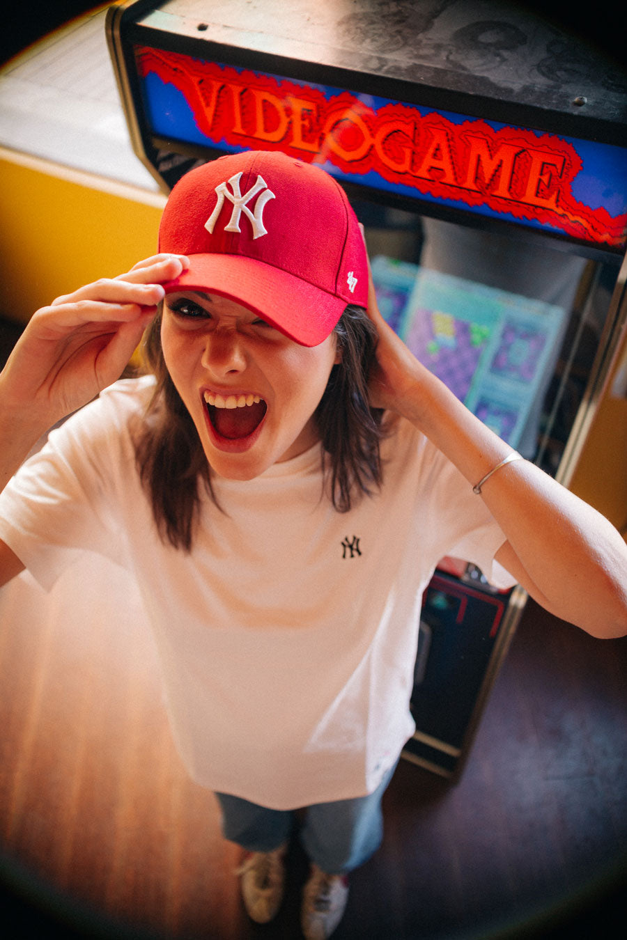 Ragazza con cappellino da baseball snapback 47 brand a visiera curva rosso in velluto con logo NY grande sul front