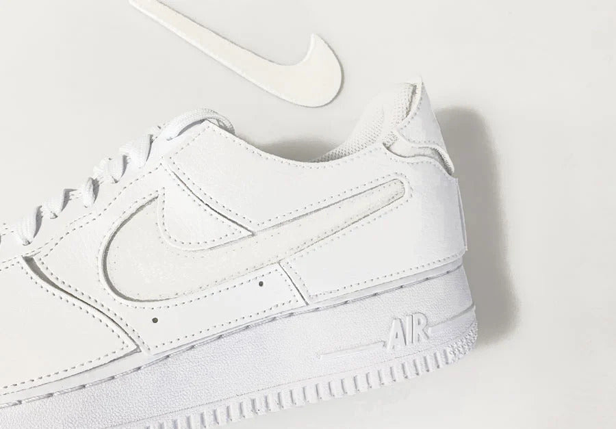 Detail of the NIke Air Force One of One low sneaker with upper customization system thanks to the upper panels which are Velcro straps that can be attached and detached infinite times, in this case the lateral Swoosh is removed, leaving the Velcro visible