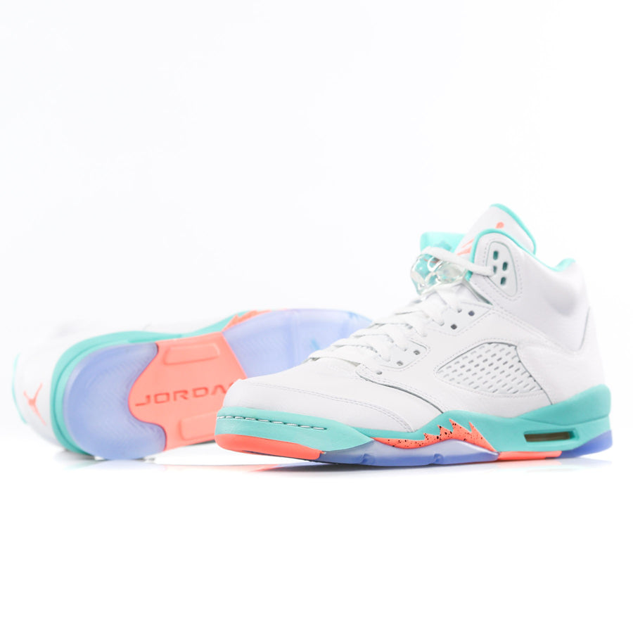 Sneakers Nike Air Jordan 5 Retro Dolphin nella colorway pastello bianca, aqua, viola e corallo che omaggia il team NFL dei Miami Dolphins