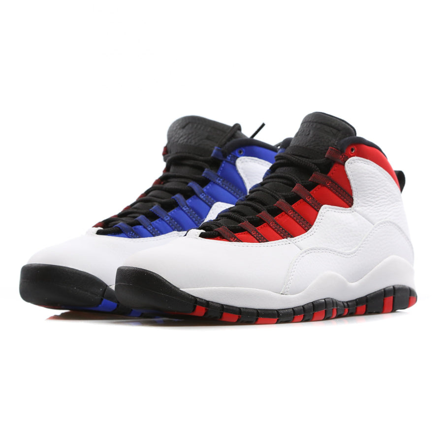 Sneakers da basket Air Jordan 10 Retro Class of 2006 nella mismatched colorway a base bianca con dettagli rossi per la sinistra e blu per la destra