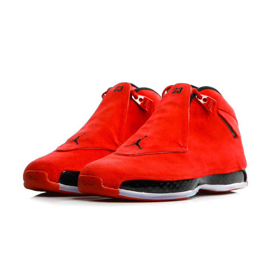 Sneaker rossa Air Jordan 18 Retro in velluto rosso ispirato alla passione di Michael jordan per le auto da corsa