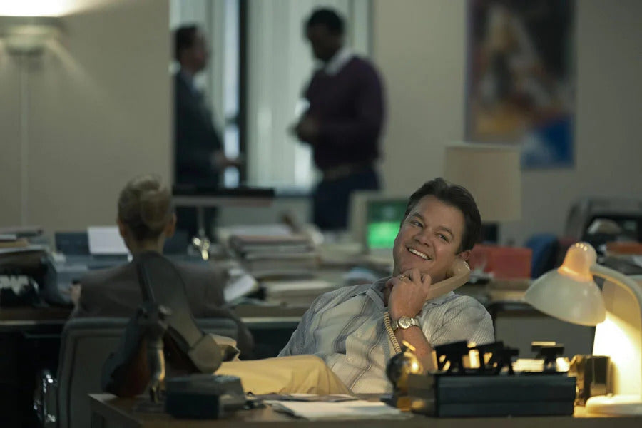 Scena del film Air: la storia del grande salto in cui Sonny Vaccaro, talent scout di Nike, interpretato da Matt Damon, è seduto con i piedi sulla scrivania mentre fa una telefonata importante