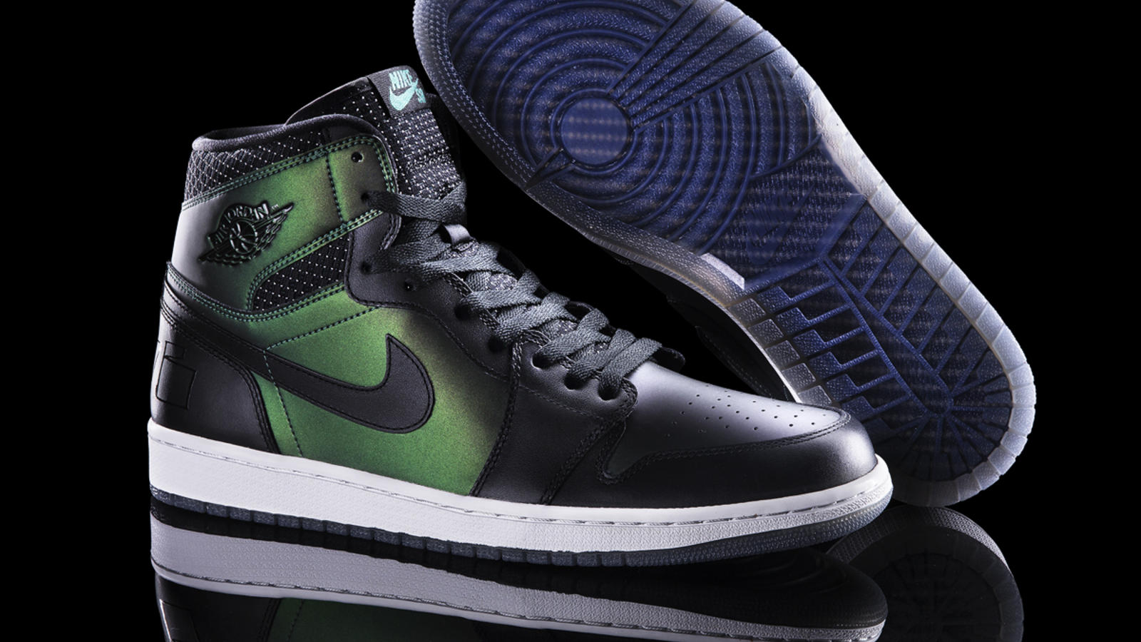 Paio di sneakers Air Jordan 1 x Nike SB, tomaia nera traslucida con riflessi verdi