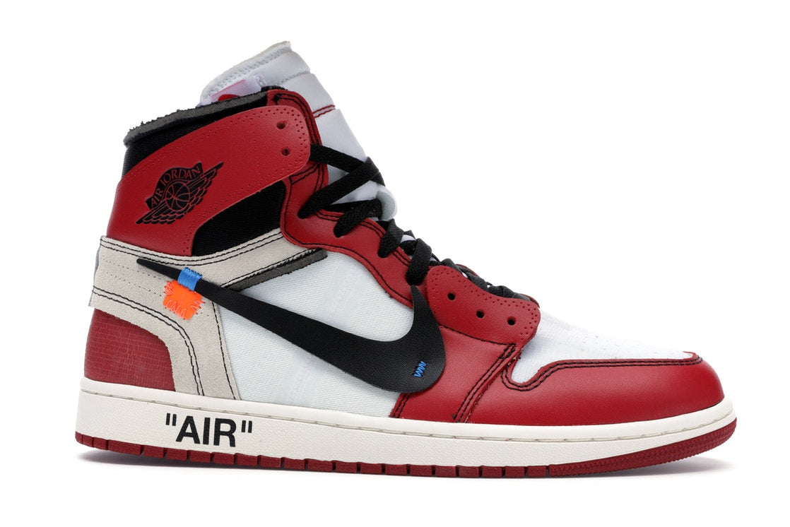 Sneaker storica, Air Jordan 1 Chicago x Off-White, colorway leggendaria red/white, scritta air sulla suola e swoosh oversized