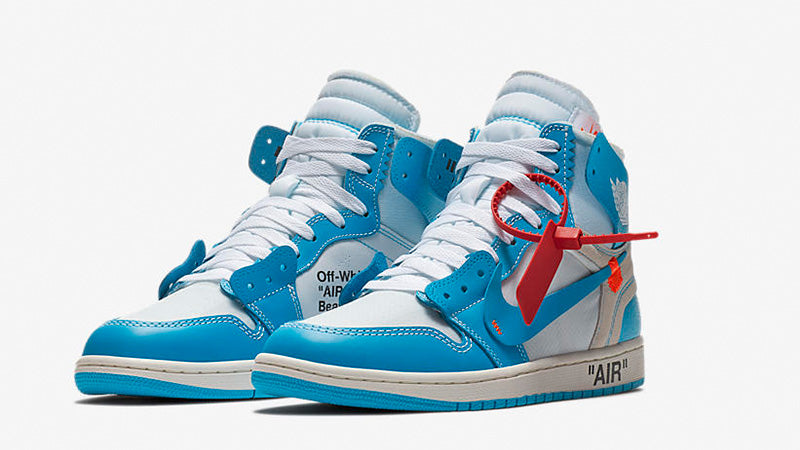 Paio sneakers alte, Air Jordan 1 High "UNC" x Off-White, stile marchiato Off-White, colorway light blue