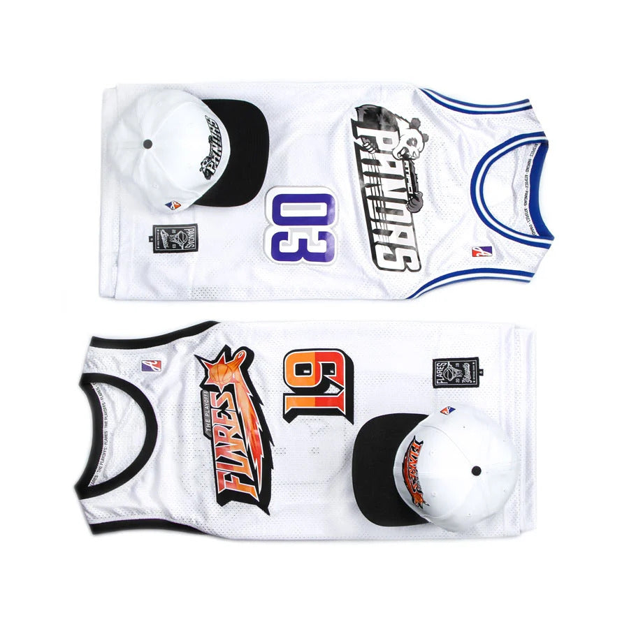 atipici pandas e the playoffs flares top products del drop 1, la summer edition, basketball jersey bianchi con grafiche stampate dei loghi ufficiali dei due team e cappellino a visiera piatta abbinati