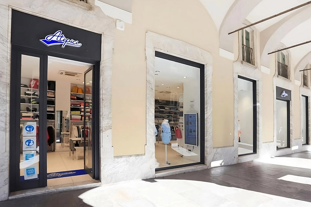 Außenansicht des Streetwear-Stores Atipici Shop Cuneo an der Piazza Galimberti 2, dem neuen Hauptsitz von Atipici Cuneo