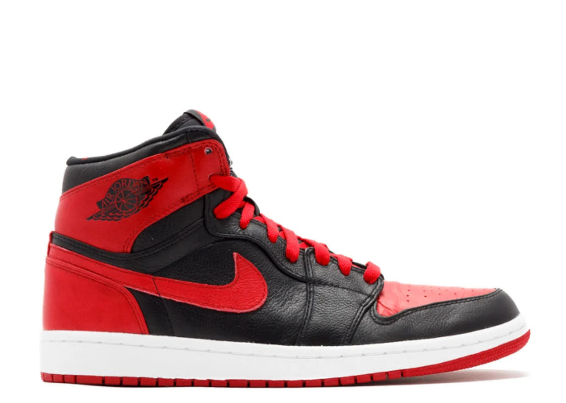 Sneaker da basket Air Jordan 1 Banned colorway black/red/white, scarpa che ha fatto la storia del footwear streetwear e dell'nba per essere la primissima AJ mai prodotta ed indossata