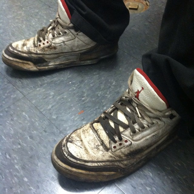 Sneakers Air Jordan 3 bianche sporche e usurate scarpe da battaglia beaters