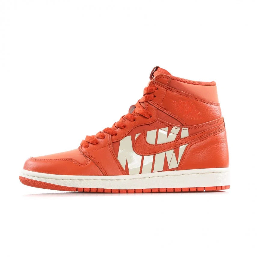 Sneaker di profilo Air Jordan 1 Retro High Vintage Coral, colorway orange/white con scritta Nike laterale stampata in bianco sul layer della tomaia sotto allo Swoosh