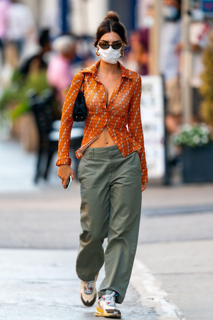 Emily Ratajkowski vestita con look urban con pantaloni workwear Dickies 874 passeggia in strada con occhiali e mascherina