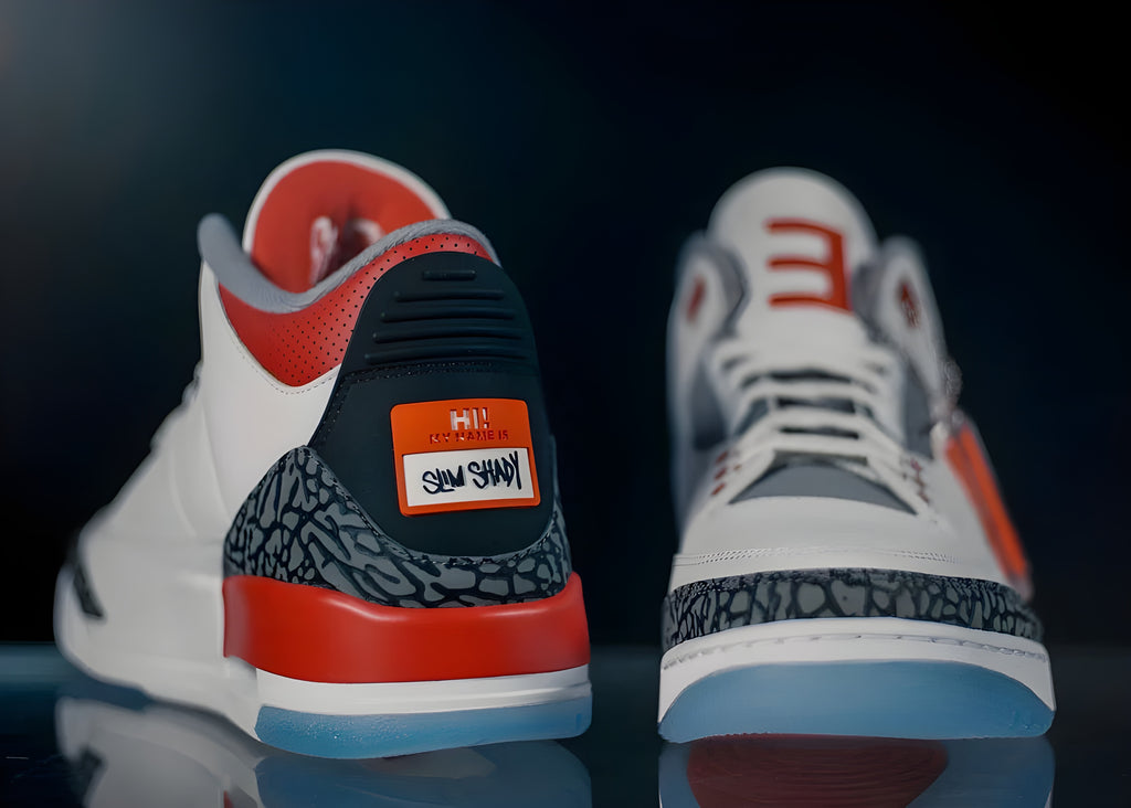 Nike Air Jordan 3 Slim Shady mit Eminems E-Logo auf der Zunge, präsentiert an den Füßen des Rap-Gottes während der Super Bowl Halftime Show 2022