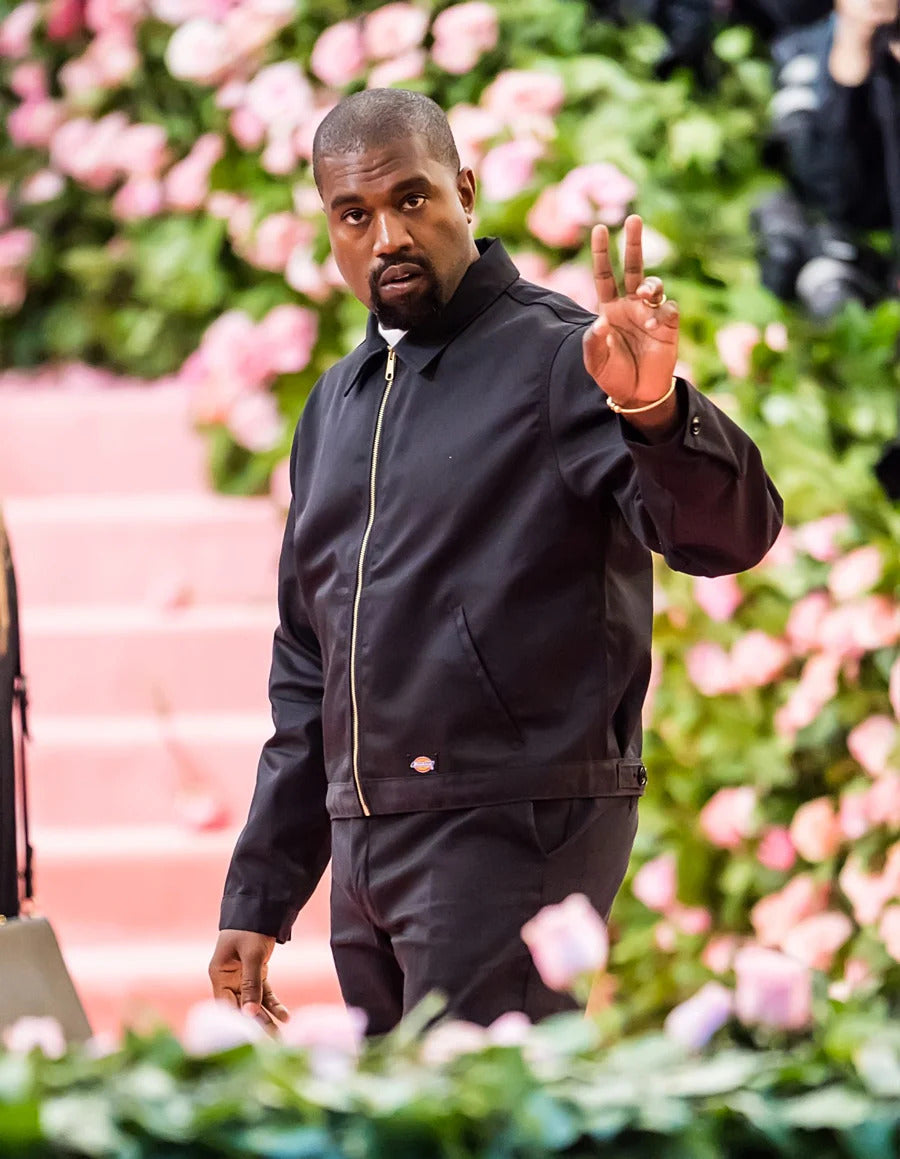 Kanye Ye West sul tappeto rosso del MET Gala 2019 con total look all black Dickies stile workwear