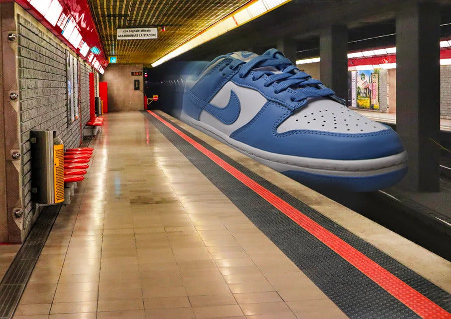 Sneaker bassa NIke Dunk Low Retro UNC sfreccia come un treno arrivando ad una stazione della metro di Milano