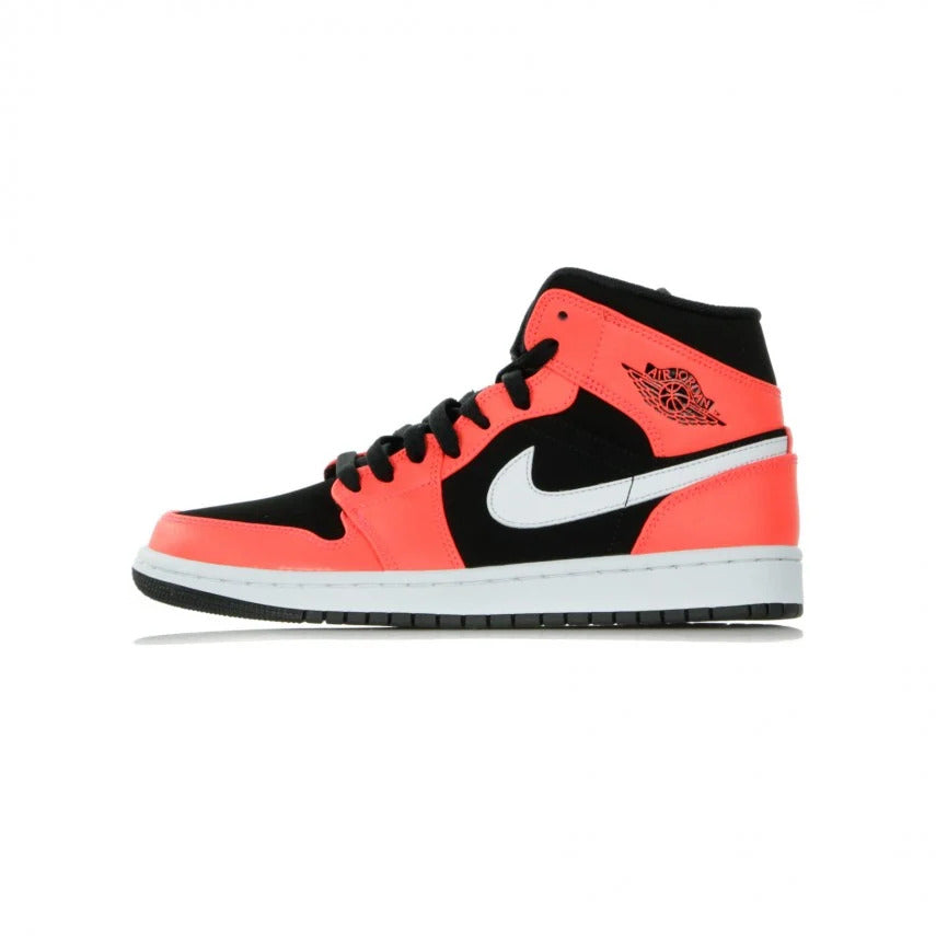 Sneaker streetwear da basket, Air Jordan 1 Mid colorazione Infrared/Black