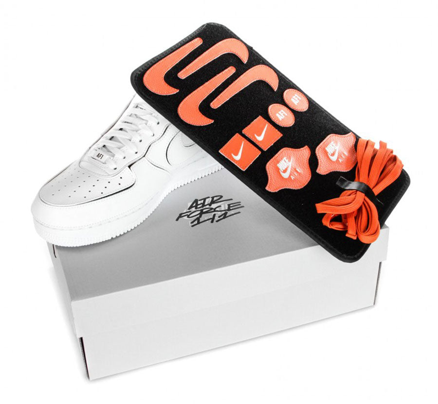 Sneaker Air Force One of One Cosmic Clay, la prima versione della special edition di Air Force con sistema di strap a velcro, con box dedicato e pannelli tomaia sostitutivi in arancione