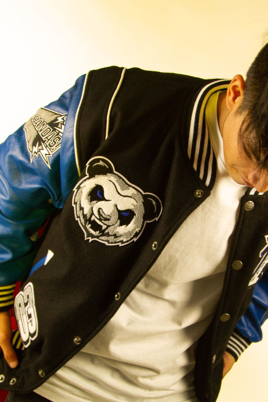 atipici pandas mvp vastity jacket con patches del panda, icona della squadra e anno di fondazione del team indossata aperta match con maglietta bianca
