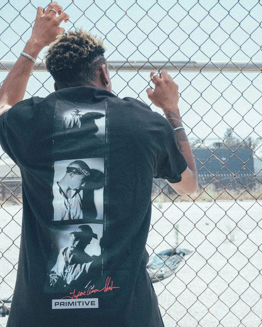 Retro della maglietta nera a manica corta con grafica foto di Tupac dalla Collezione Primitive x Tupac in limited edition di abbigliamento streetwear