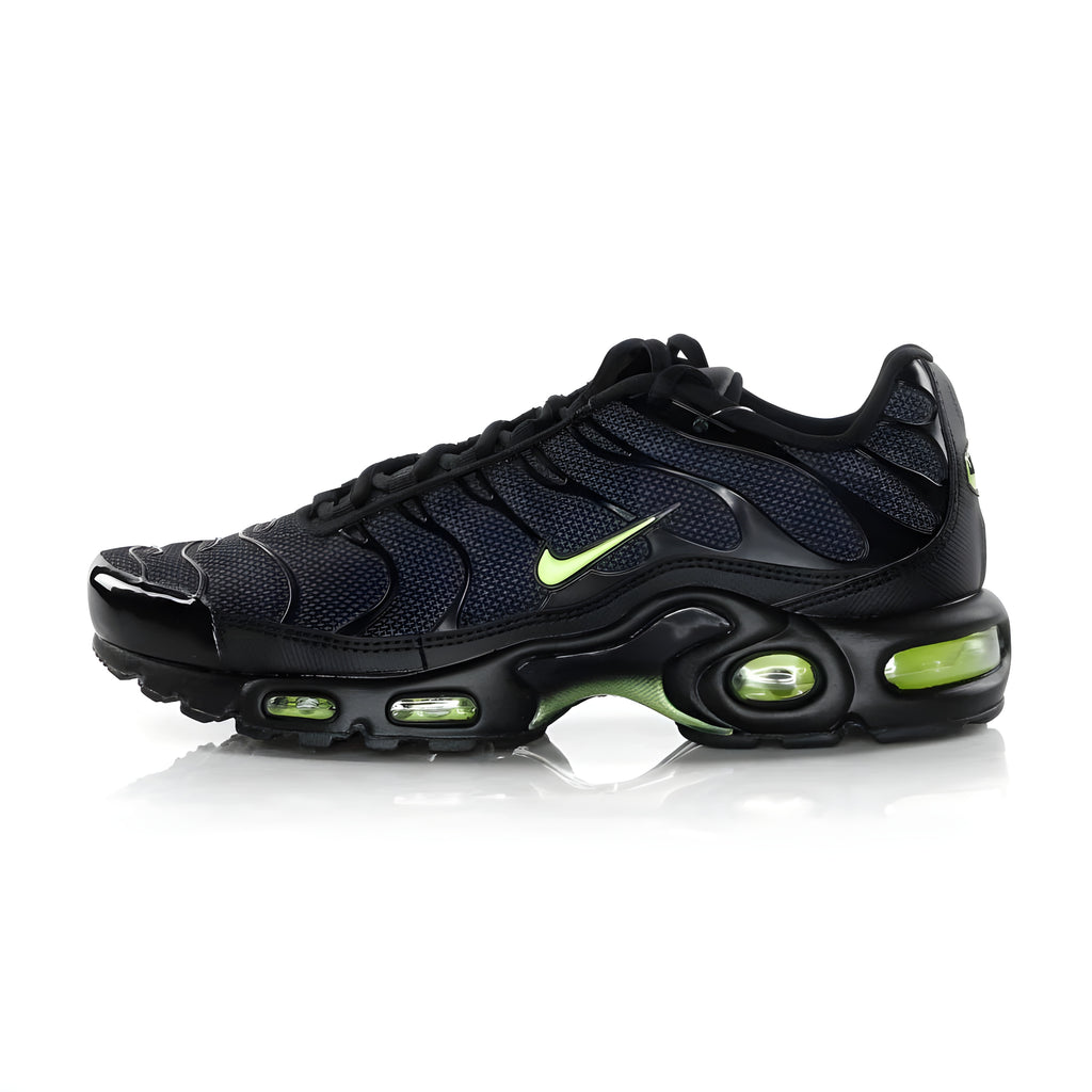 Nike Air Max Plus Tuned Air. Sneakers in the black colorway with green inserts, also known as Nike Air Squalo or Shark due to the design of the upper that resembles gills. TN technology is visible in the sole divided into two regions connected by a shock-absorbing polymer