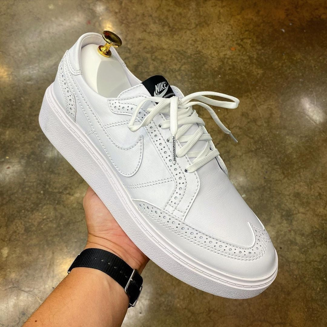 Eleganter weißer Peaceminusone x Nike Kwondo Sneaker mit sichtbaren Schnürsenkeln
