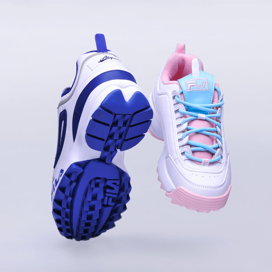 Le due colorways delle snekaers Disruptor Fila x Atipici: a sinistra Disruptor "Blueprint" Fila x Atipici nei colorway di Atipici bianco e blu; a destra Distruptor "Candy Shop" Fila x Atipici nei colori più femminili bianco, azzurro e rosa