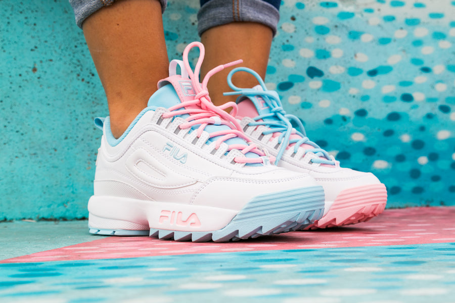 Paia di sneakers Disruptor Fila x Atipici The Candy Shop colorway femminile in pelle bianca e mismatched colors per i dettagli baby blue e baby pink