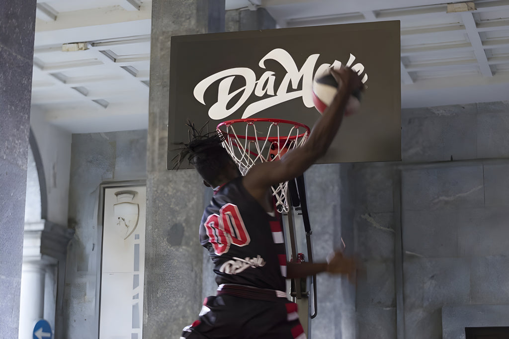 KamFly atleta della DaMove Crew schiaccia a canestro durante una performance di streetball all'esterno di The Playoffs Torino in Via Roma 220 durante l'inaugurazione del primo negozio italiano completamente dedicato alla passione per gli U.S. Sports